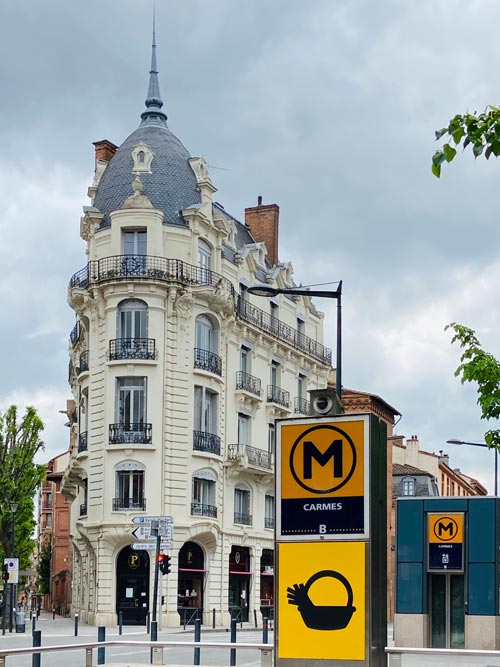 Immeuble de construction en face du Métro des Carmes à Toulouse